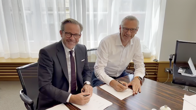 Oliver Drewes und Lars Drückhammer bei der Unterzeichnung der Kooperationsvereinbarung